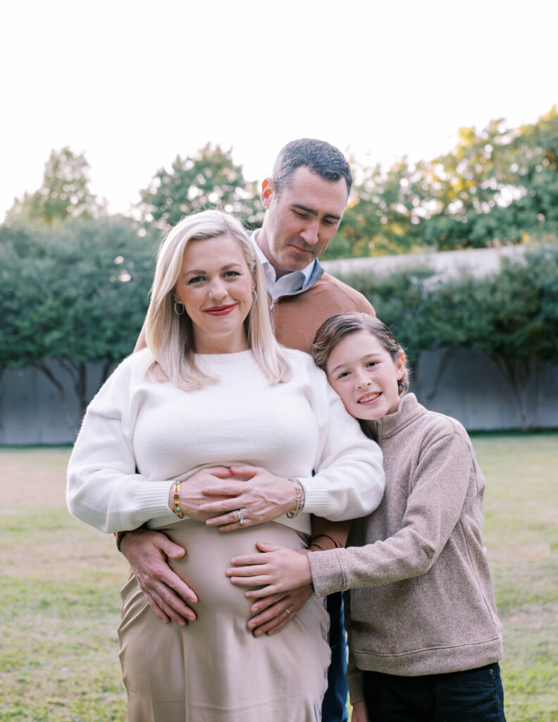 Fort Worth family outside of the Kimbell Art Museum in a
close embrace during maternity session.