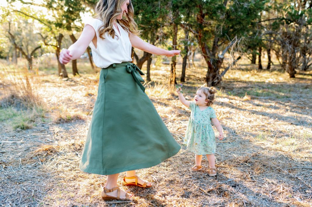 outfit ideas for family pictures
Mom and child during fall family pictures

