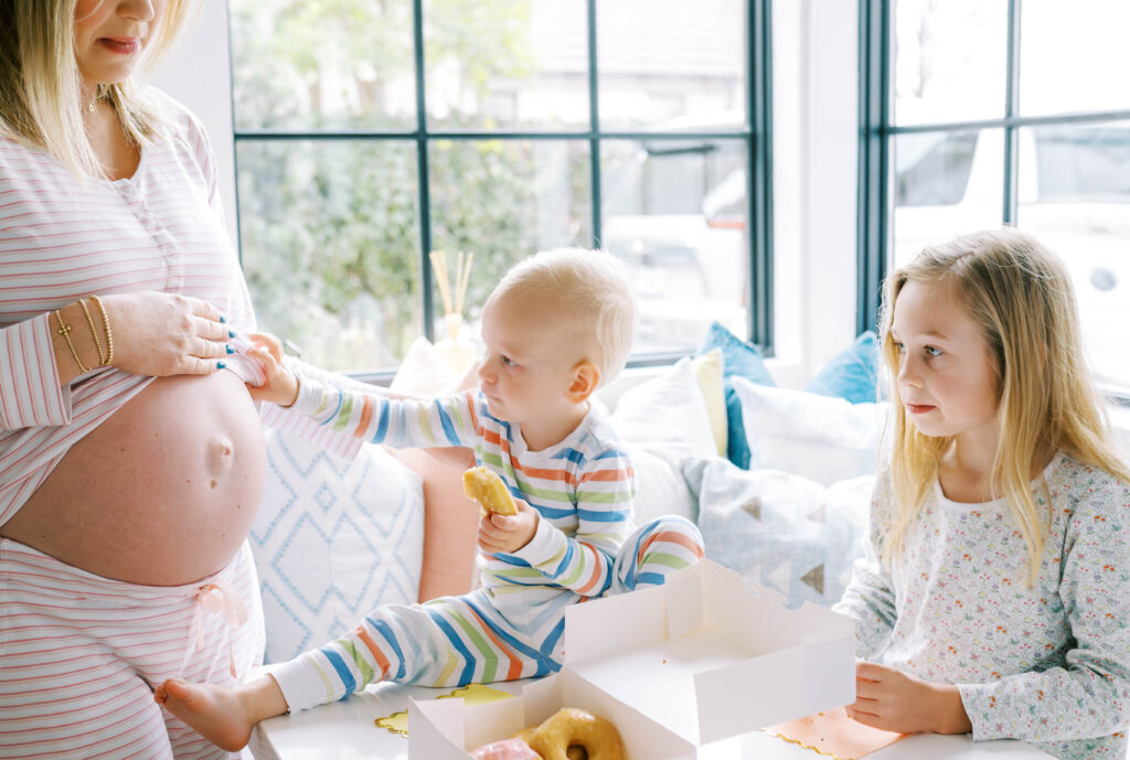 mom having donuts with children
